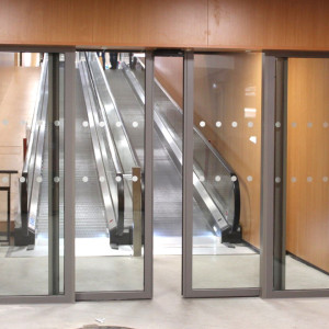 Porte coupe feu vitrée coulissante aluminium – Aluprotec