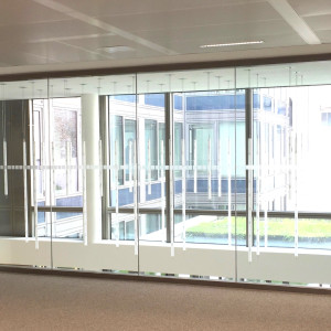 Cloison coupe feu vitrée bord à bord aluminium – Aluprotec